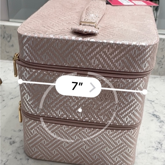 NWT Vince Camuto makeup storage case - Picture 8 of 8